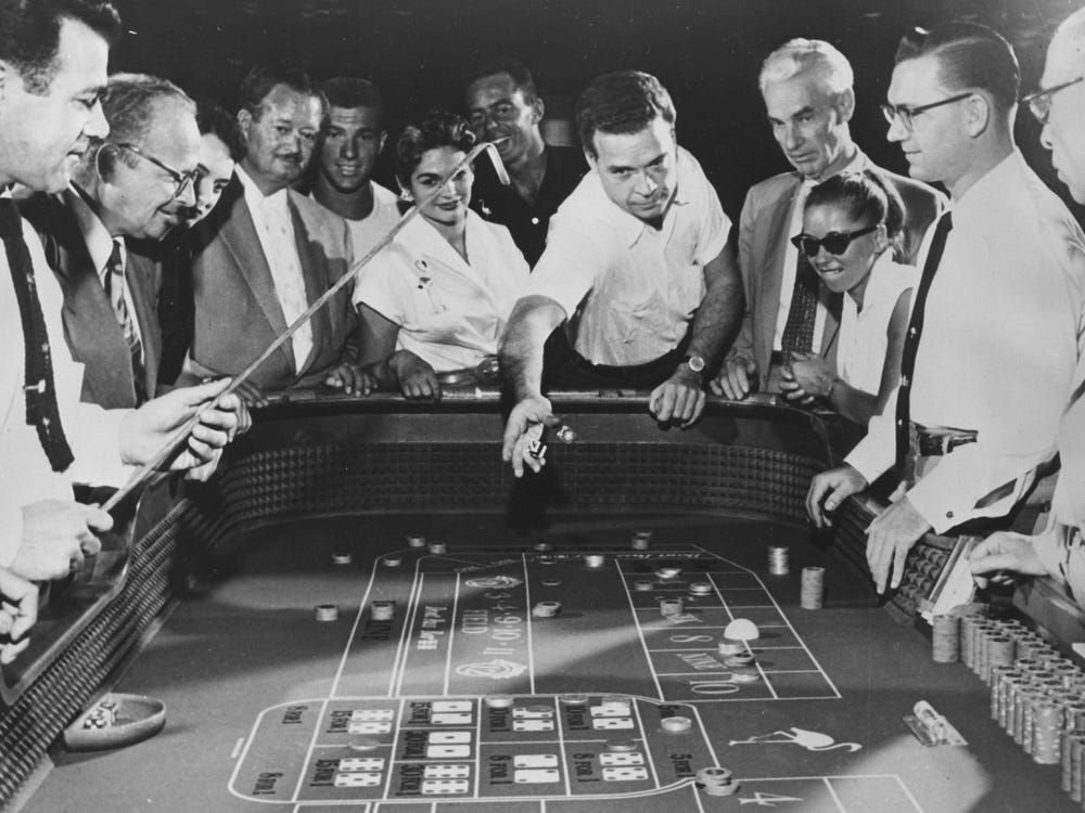 Historia del desarrollo de los casinos: desde las primeras casas de juego hasta las plataformas en línea modernas